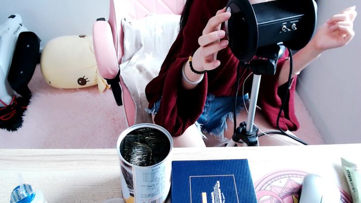 【Aki秋水ASMR】一起来吃零食呀~吃播